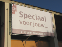 826068 Afbeelding van een reclamedoek met reclame voor het woningbouwproject 'Zijdebalen Wonen', aan de zijgevel van de ...